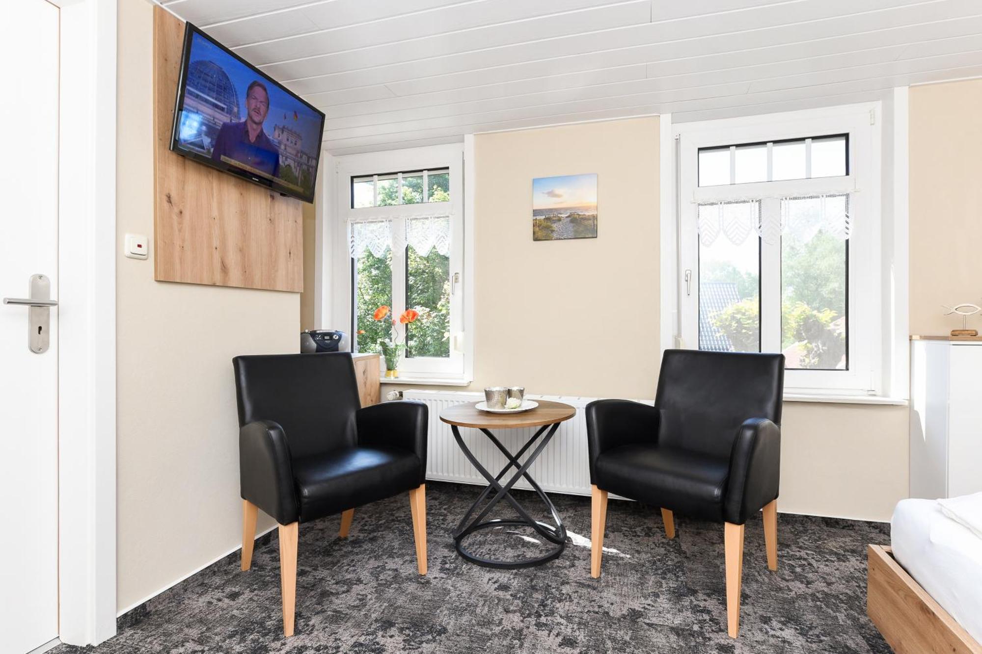 Pension Burggaststaette Heyken Neuharlingersiel Exterior foto