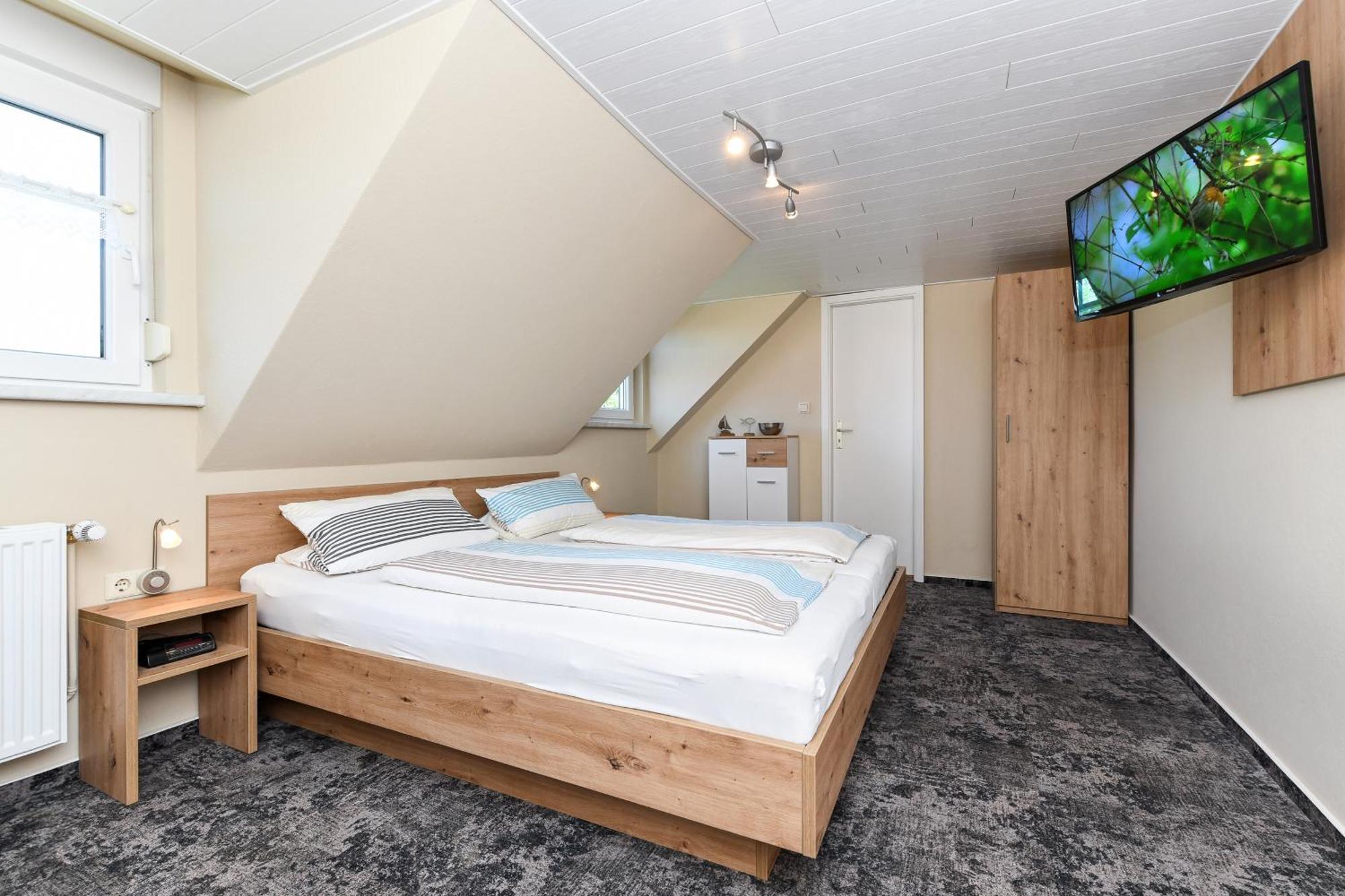Pension Burggaststaette Heyken Neuharlingersiel Exterior foto