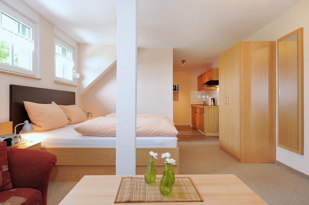 Pension Burggaststaette Heyken Neuharlingersiel Quarto foto