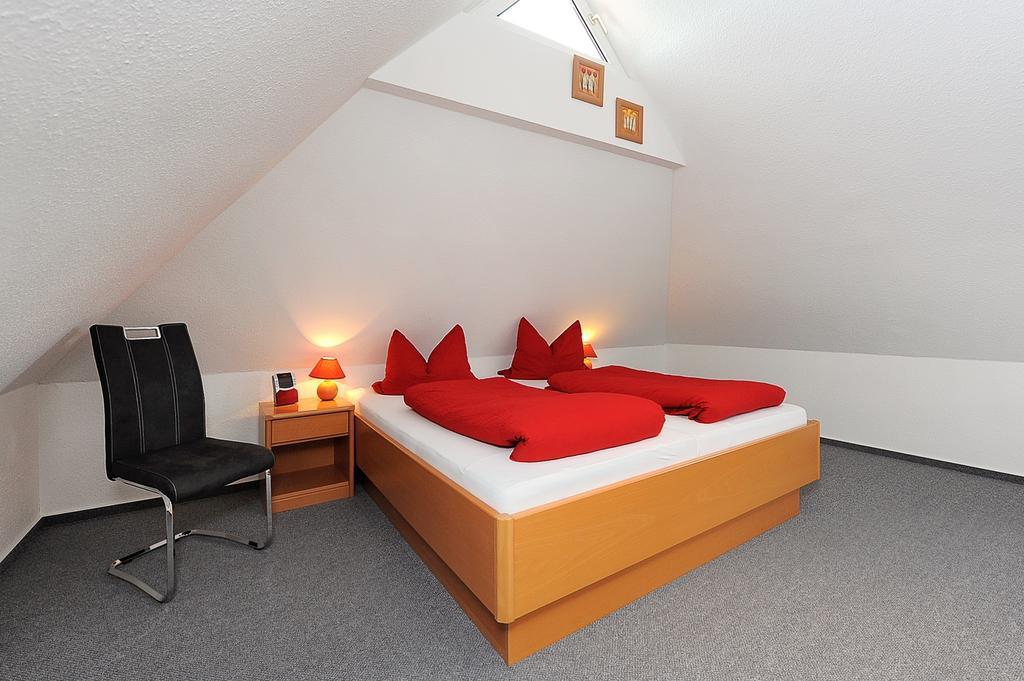 Pension Burggaststaette Heyken Neuharlingersiel Exterior foto