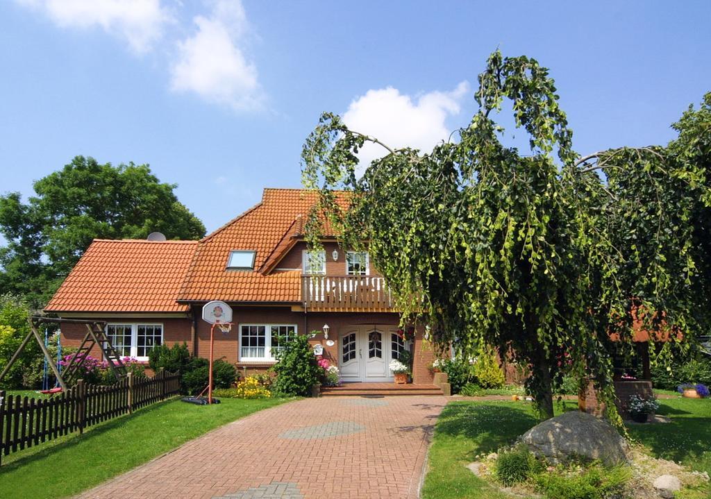Pension Burggaststaette Heyken Neuharlingersiel Exterior foto